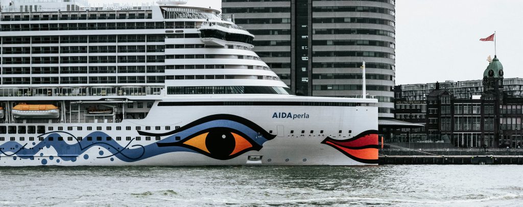 Read more about the article Life at Sea: A Day in the Shoes of a Cruise Ship Employee 